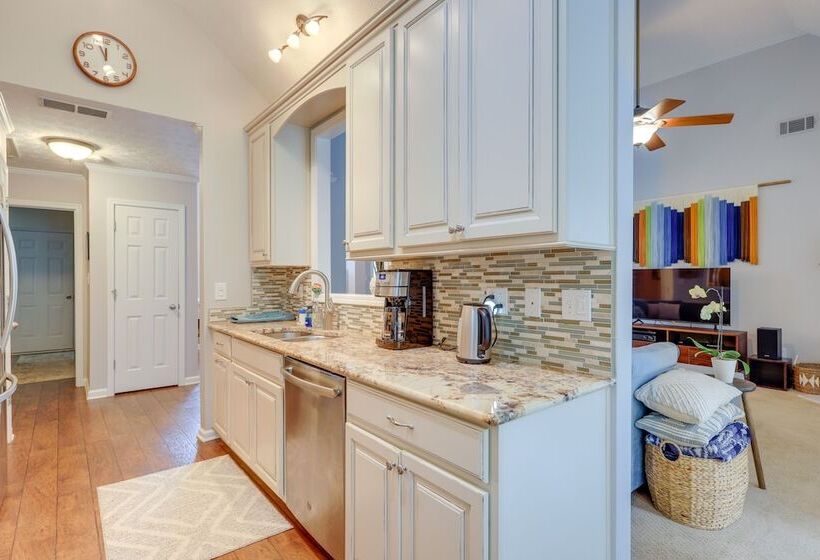 Fayetteville Retreat W/ Hot Tub & Fenced Yard