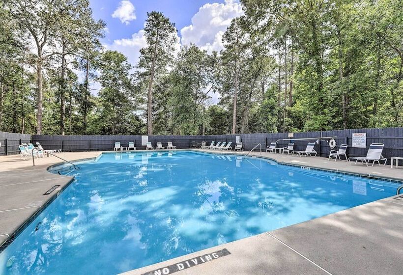 Fayetteville Retreat W/ Hot Tub & Fenced Yard