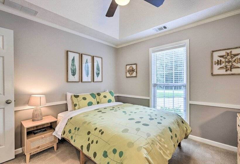 Fayetteville Retreat W/ Hot Tub & Fenced Yard