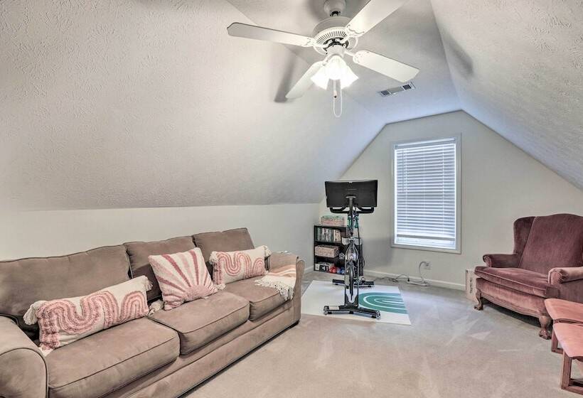 Fayetteville Retreat W/ Hot Tub & Fenced Yard