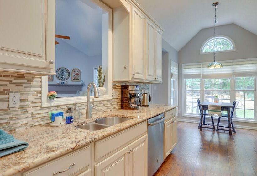 Fayetteville Retreat W/ Hot Tub & Fenced Yard