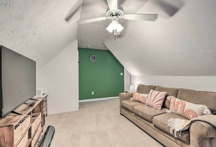 Fayetteville Retreat W/ Hot Tub & Fenced Yard