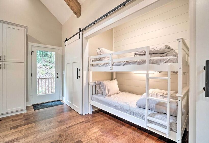 Hootenanny At Horton Creek: Creekside Escape!