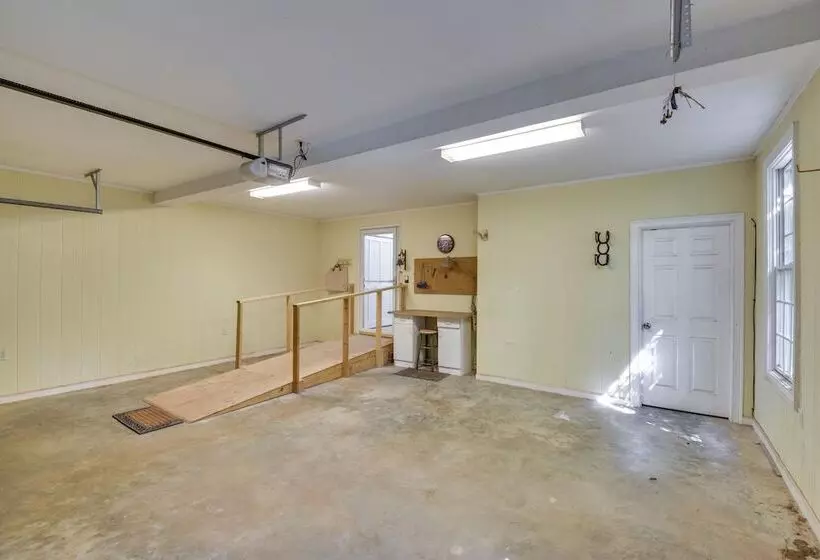 Lakefront Hartwell Retreat W/ Gas Grill & Deck!