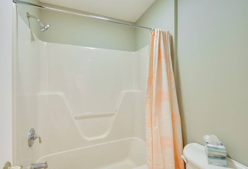 Lakefront Hartwell Retreat W/ Gas Grill & Deck!