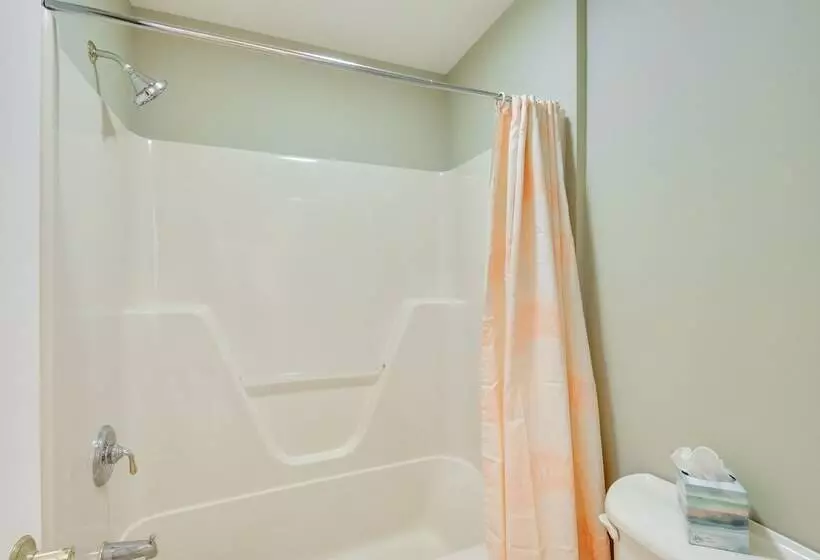 Lakefront Hartwell Retreat W/ Gas Grill & Deck!