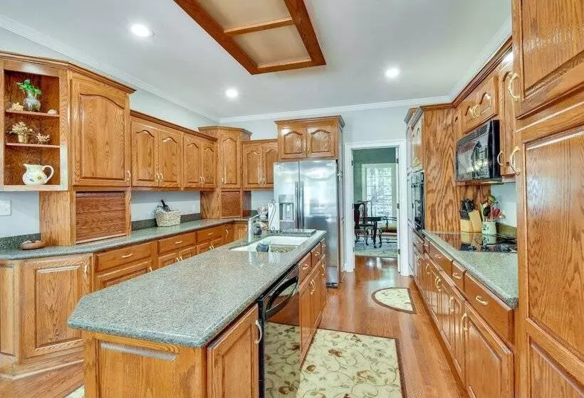 Lakefront Hartwell Retreat W/ Gas Grill & Deck!