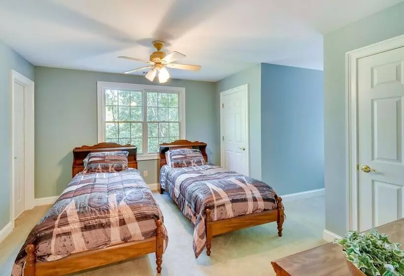 Lakefront Hartwell Retreat W/ Gas Grill & Deck!