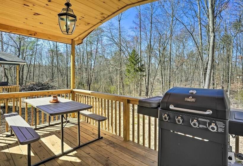 10 Mi To Drive In: Lakefront Trenton Cabin!