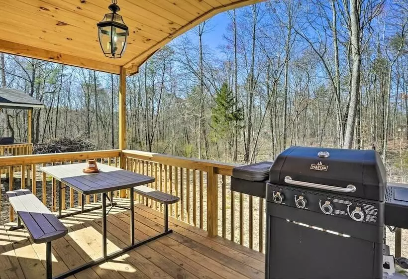 10 Mi To Drive In: Lakefront Trenton Cabin!
