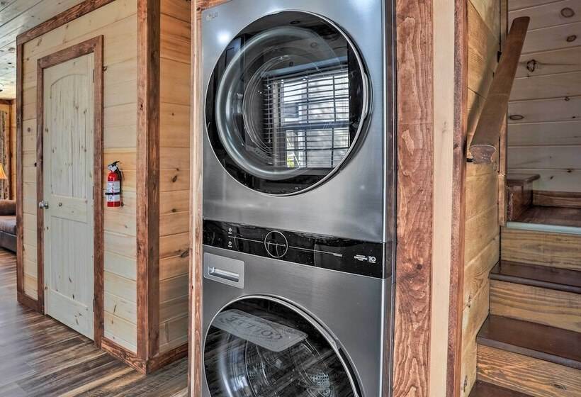 10 Mi To Drive In: Lakefront Trenton Cabin!