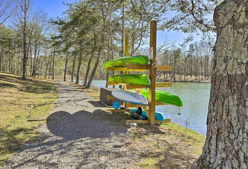 10 Mi To Drive In: Lakefront Trenton Cabin!