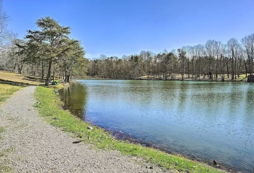 10 Mi To Drive In: Lakefront Trenton Cabin!