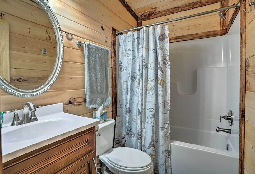 10 Mi To Drive In: Lakefront Trenton Cabin!