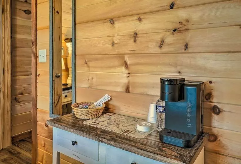 10 Mi To Drive In: Lakefront Trenton Cabin!