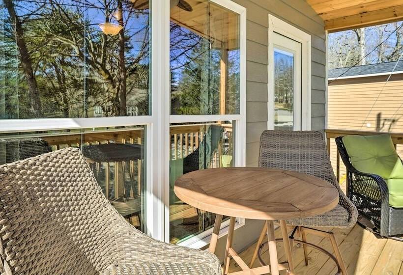 10 Mi To Drive In: Lakefront Trenton Cabin!