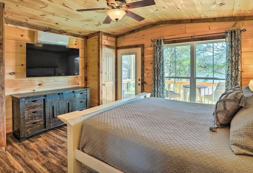 10 Mi To Drive In: Lakefront Trenton Cabin!