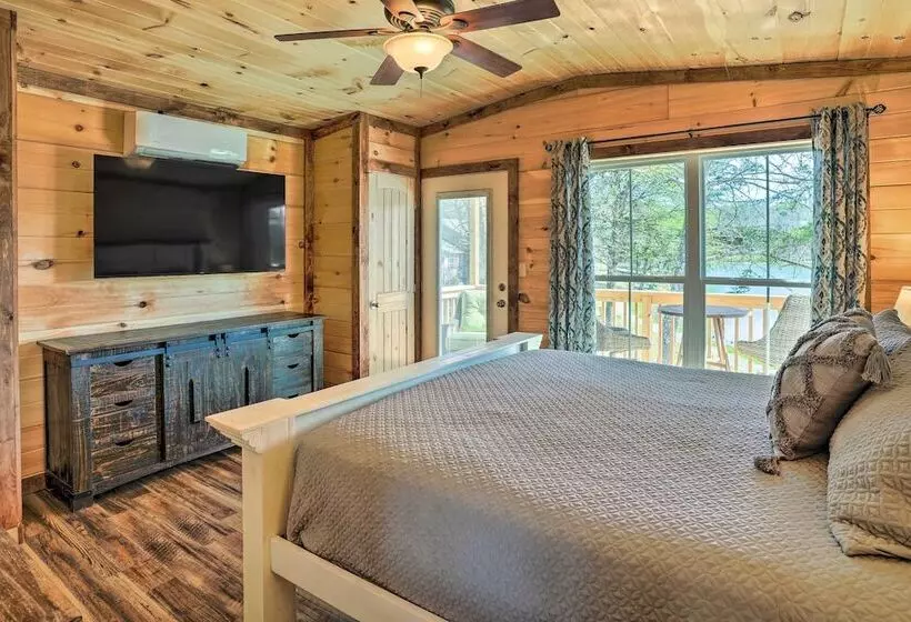 10 Mi To Drive In: Lakefront Trenton Cabin!