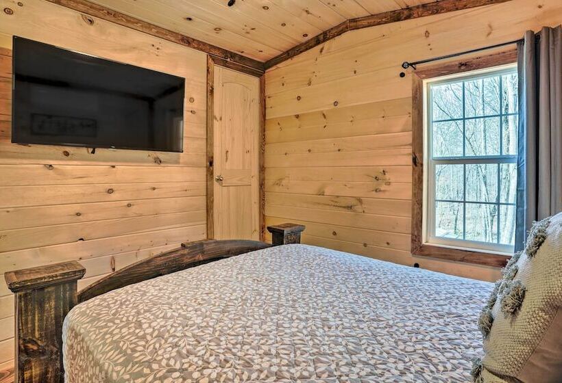 10 Mi To Drive In: Lakefront Trenton Cabin!