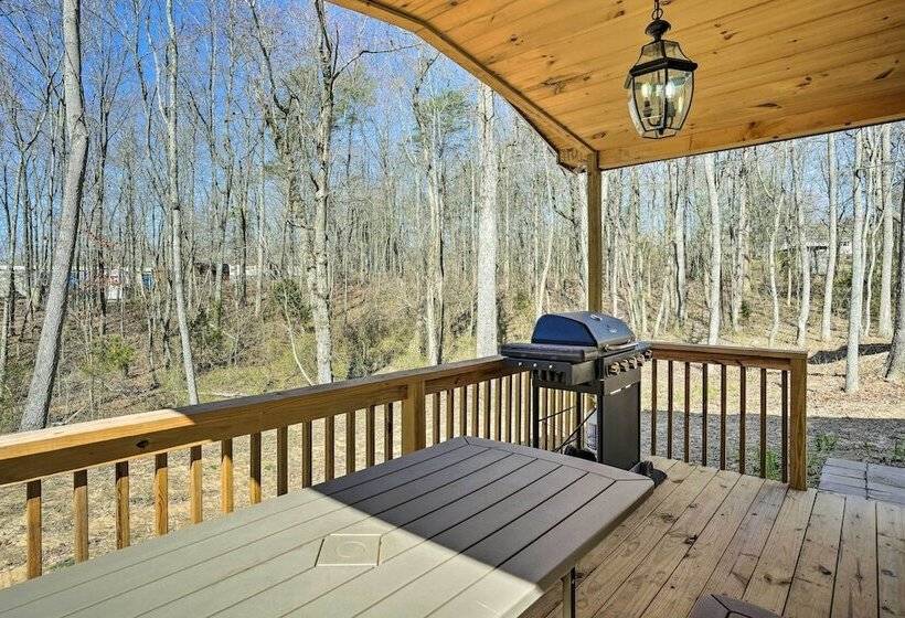 10 Mi To Drive In: Lakefront Trenton Cabin!