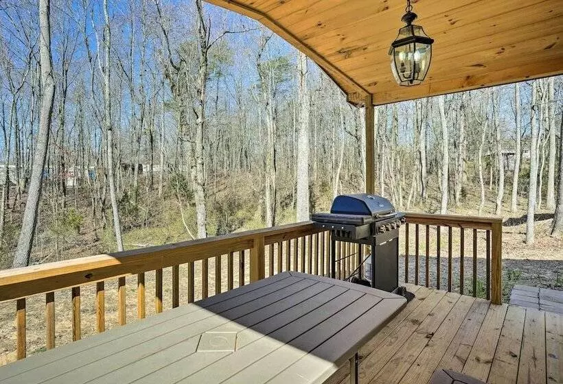 10 Mi To Drive In: Lakefront Trenton Cabin!