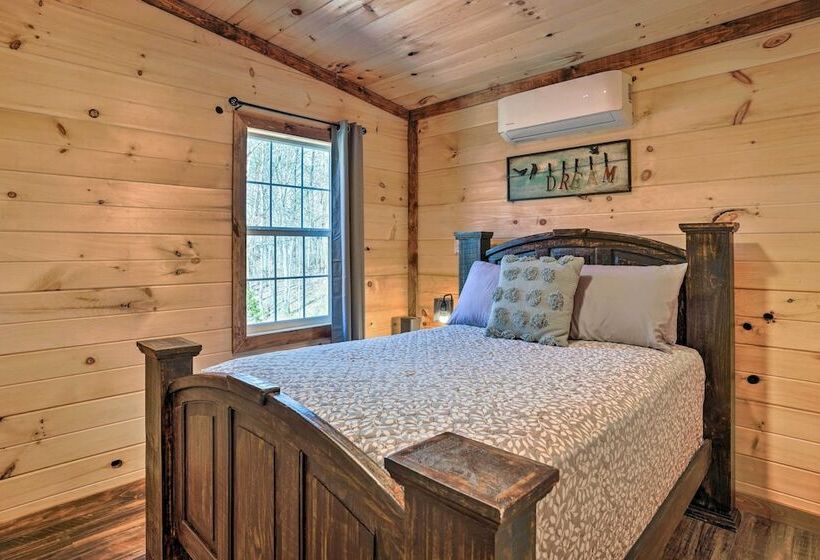 10 Mi To Drive In: Lakefront Trenton Cabin!