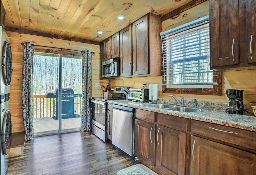 10 Mi To Drive In: Lakefront Trenton Cabin!