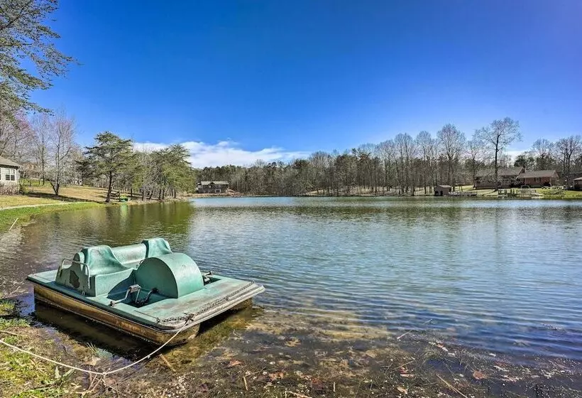 10 Mi To Drive In: Lakefront Trenton Cabin!