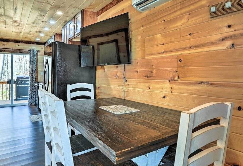 10 Mi To Drive In: Lakefront Trenton Cabin!