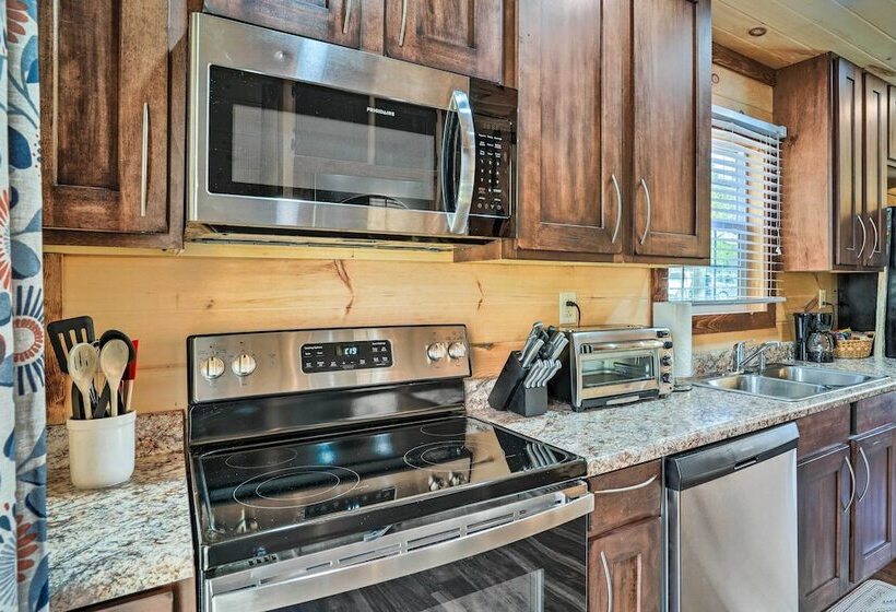 10 Mi To Drive In: Lakefront Trenton Cabin!