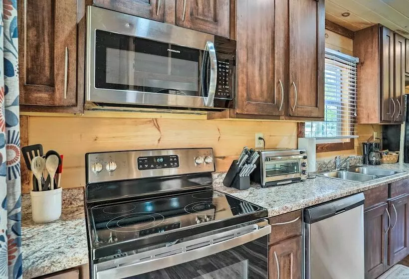 10 Mi To Drive In: Lakefront Trenton Cabin!