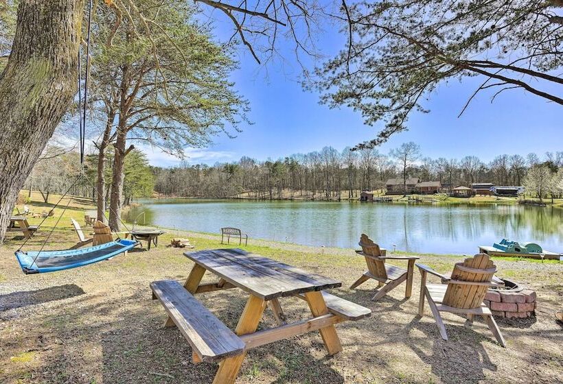 10 Mi To Drive In: Lakefront Trenton Cabin!