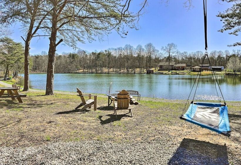 10 Mi To Drive In: Lakefront Trenton Cabin!