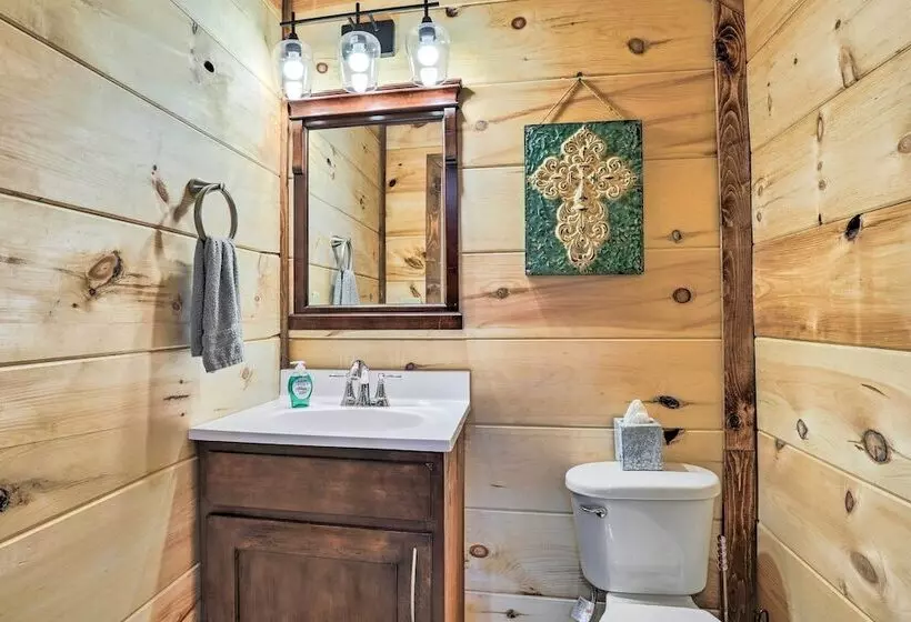 10 Mi To Drive In: Lakefront Trenton Cabin!