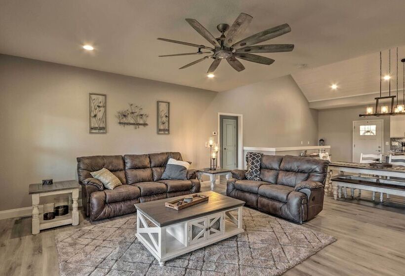 Modern Farmhouse W/ Exercise Room, Mtn Views