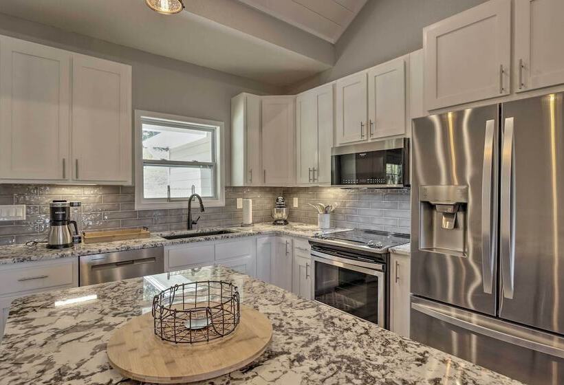 Modern Farmhouse W/ Exercise Room, Mtn Views