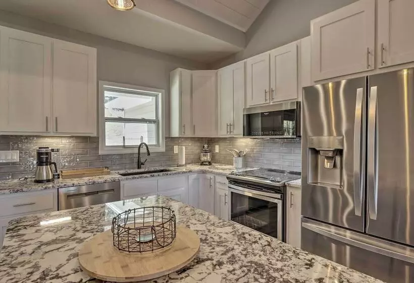 Modern Farmhouse W/ Exercise Room, Mtn Views