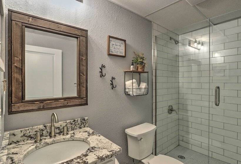 Modern Farmhouse W/ Exercise Room, Mtn Views