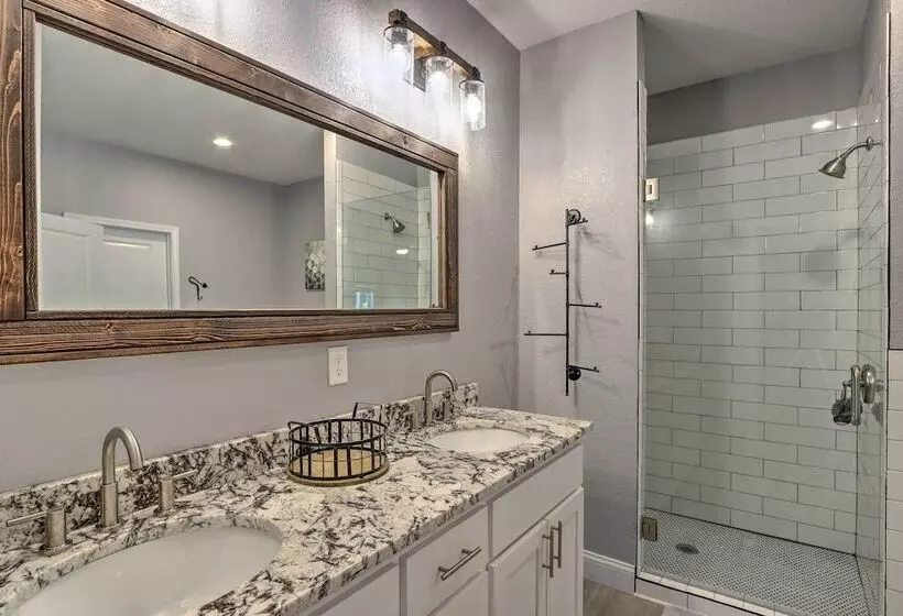 Modern Farmhouse W/ Exercise Room, Mtn Views