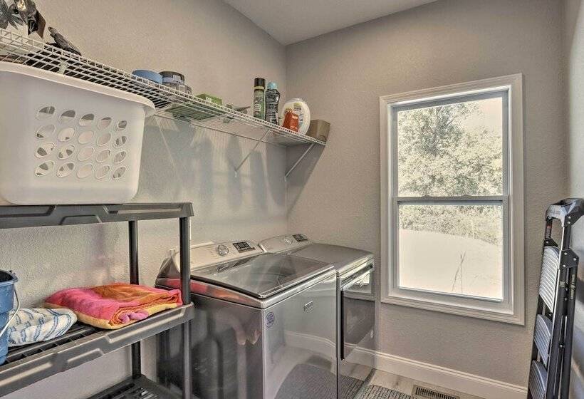 Modern Farmhouse W/ Exercise Room, Mtn Views