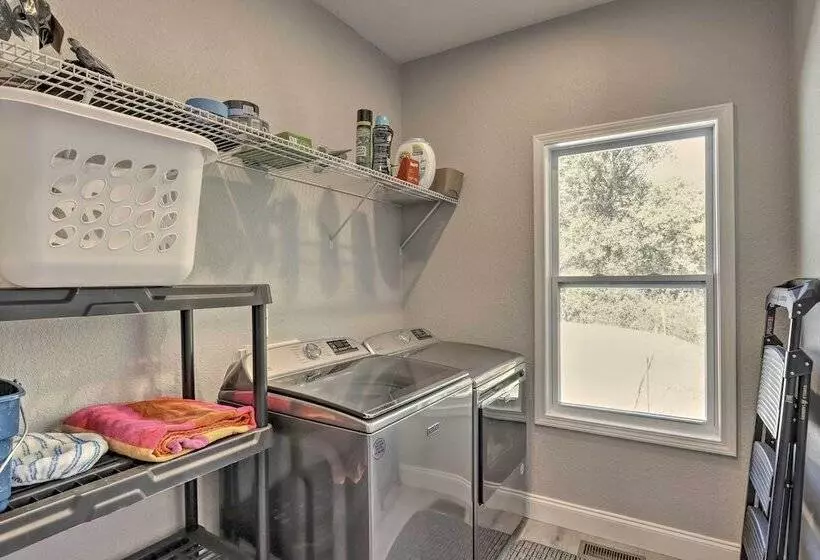 Modern Farmhouse W/ Exercise Room, Mtn Views