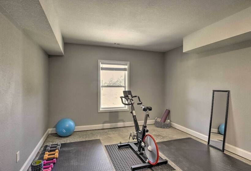 Modern Farmhouse W/ Exercise Room, Mtn Views