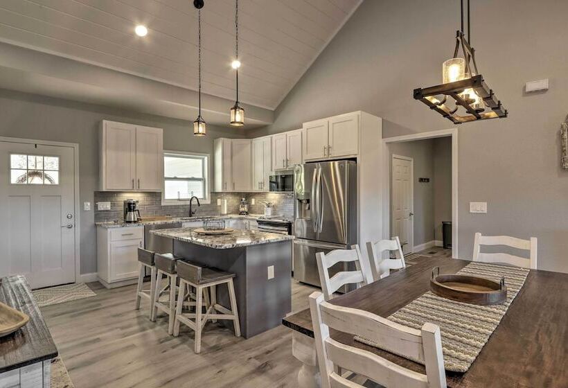 Modern Farmhouse W/ Exercise Room, Mtn Views