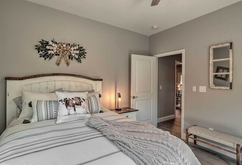 Modern Farmhouse W/ Exercise Room, Mtn Views