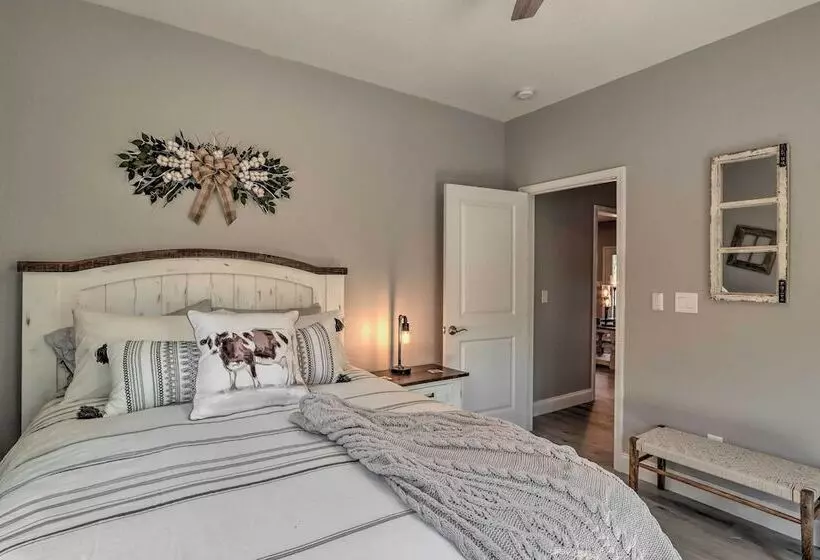 Modern Farmhouse W/ Exercise Room, Mtn Views