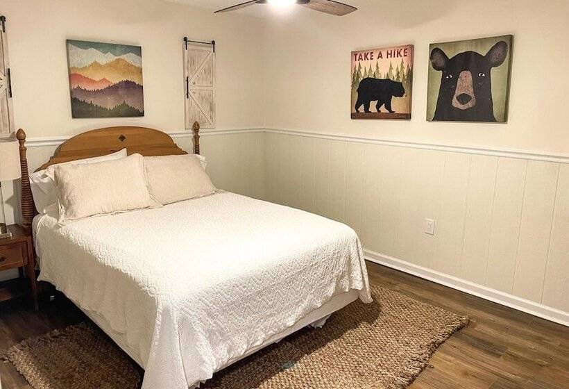 Modern Mountain Living: Large Family Resort Home!