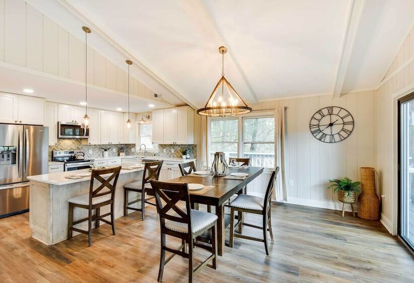 Modern Mountain Living: Large Family Resort Home!