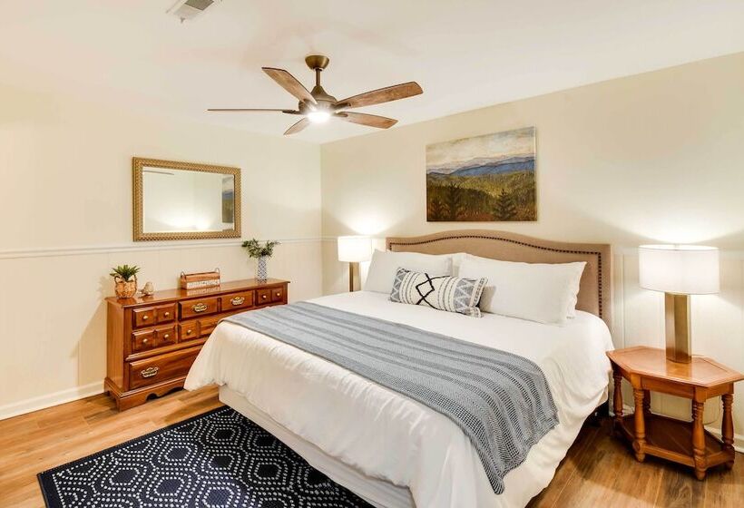 Modern Mountain Living: Large Family Resort Home!