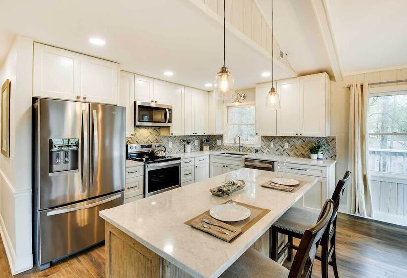 Modern Mountain Living: Large Family Resort Home!