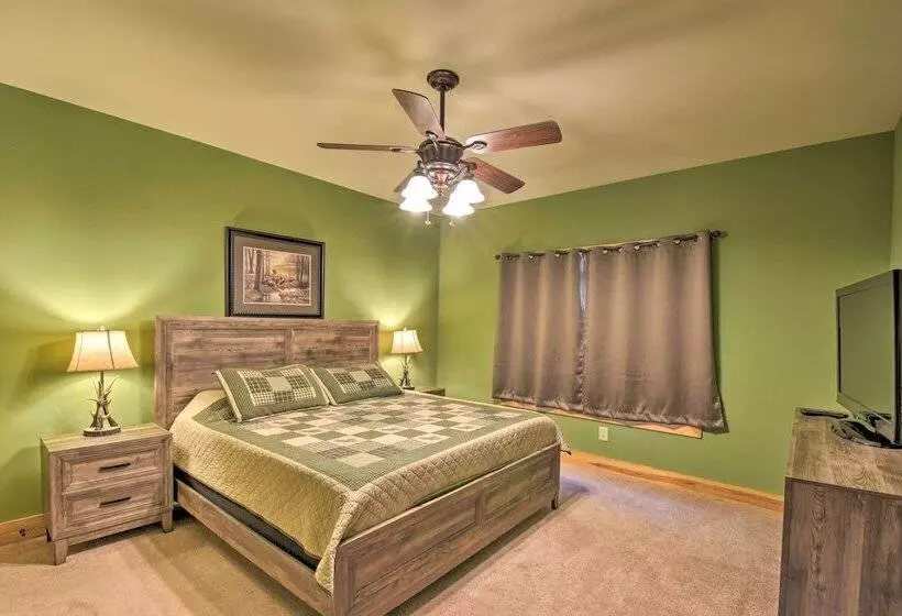 Murrayville Lakefront Cabin W/ Boat Slip & Grill!